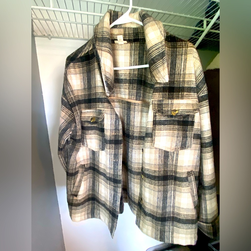 Women’s tan and black shacket